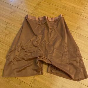 Skims Shine Shapewear Low Back Short Bronze